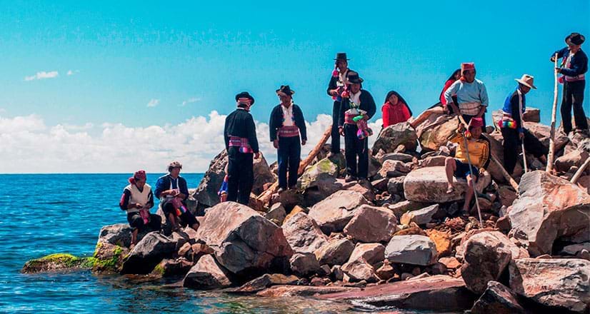 Pobladores en las rocas de Amantaní